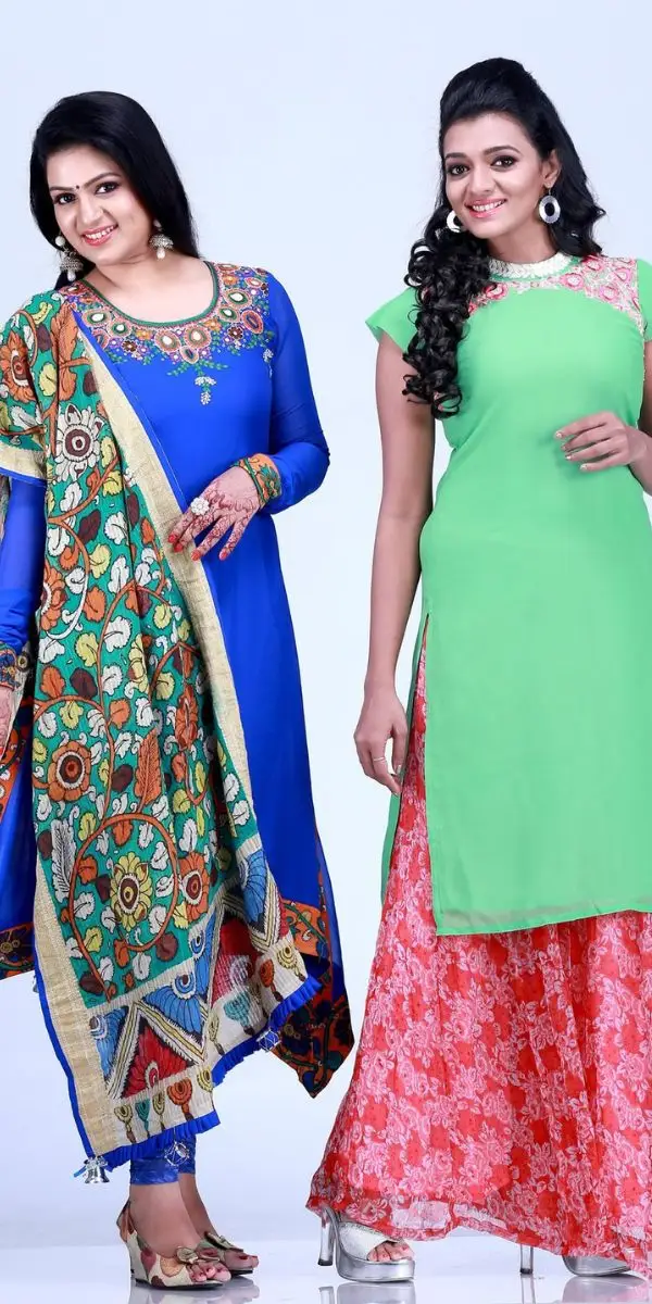 Two models standing, wearing kurtas made by the fashion designer in Kochi.